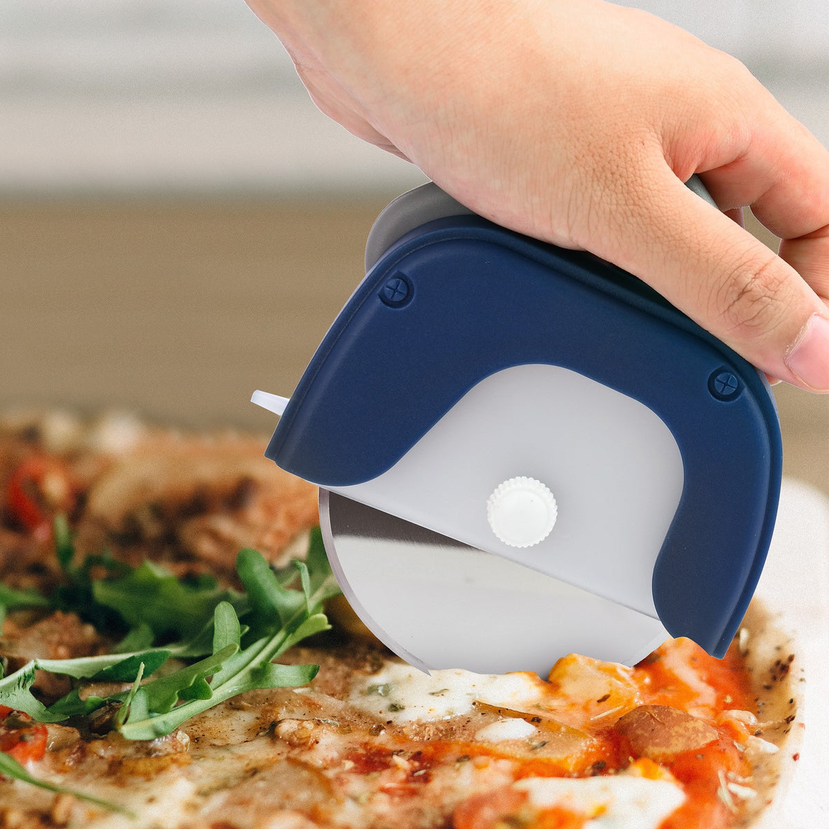 Cutit Circular Pentru Pizza, Feliator Rotativ Cu Maner Ergonomic Si Capac Protectie, Otel Inoxidabil Si Plastic, 11.5 x 12.5 cm, Albastru