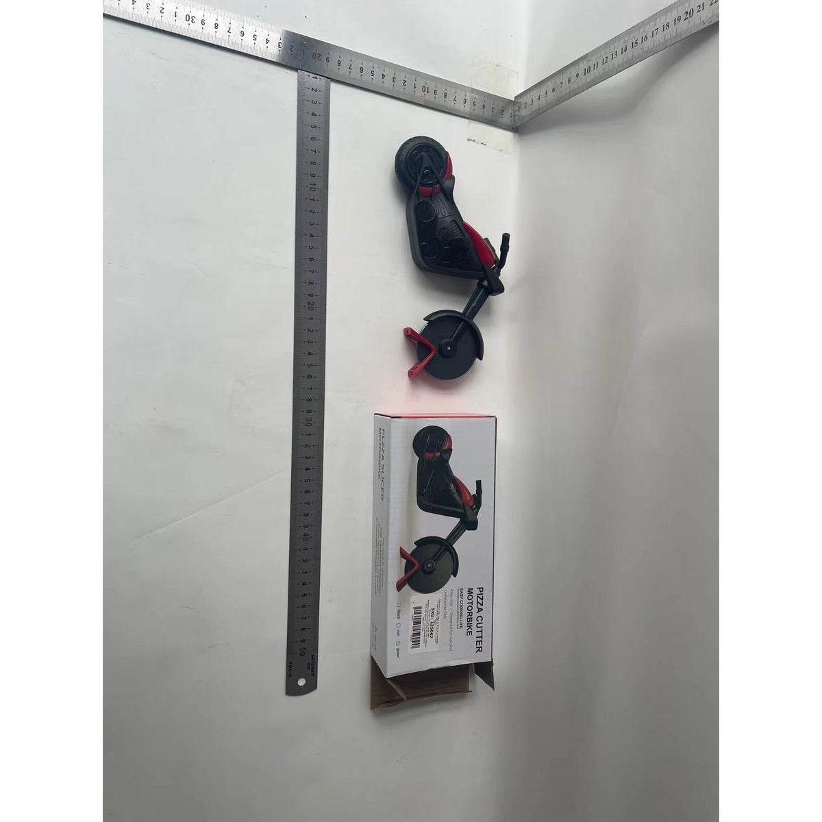 Cuțit Pizza în Formă de Motocicletă, Design Creativ cu Suport Inclus, Roată de Tăiere din Oțel Inoxidabil și PP, 21.5 x 9.5 cm, Negru