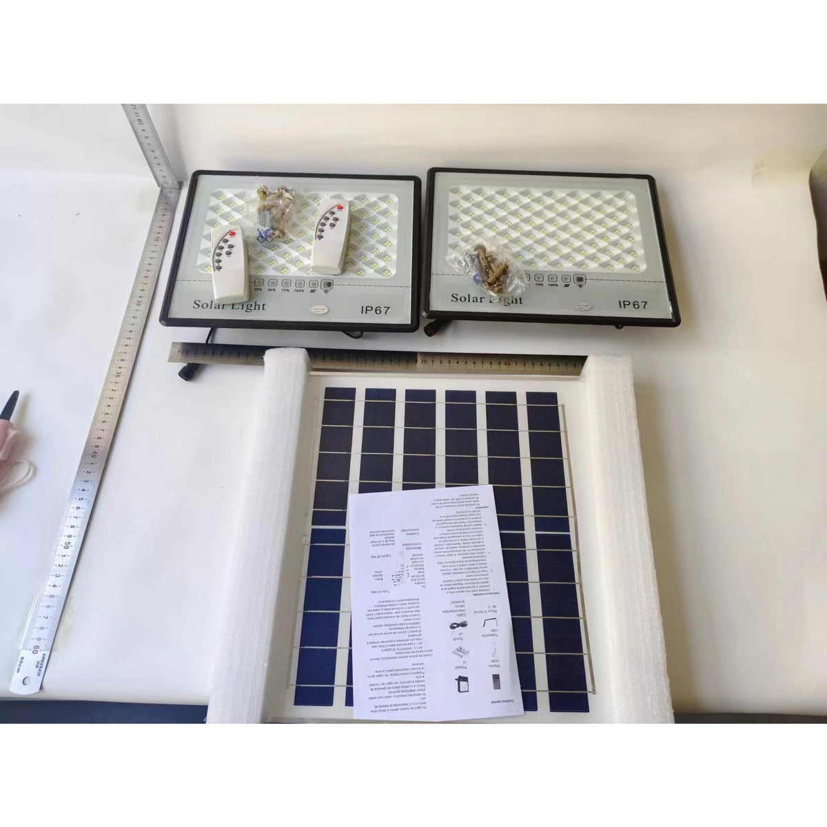 Set 2 Proiectoare LED cu Panou Solar, Senzor de Miscare si Telecomanda, Protectie IP67, Carcasa Aluminiu si Sticla, 200W, 644 LED-uri, Negru