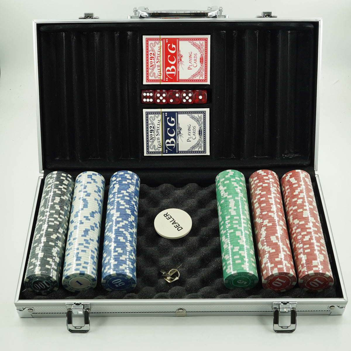 Set de Poker Profesional cu 300 Jetoane, Include 2 Pachete Carti Plastic, 5 Zaruri si Mat de Joc, Servieta Aluminiu, 39x7x27 cm