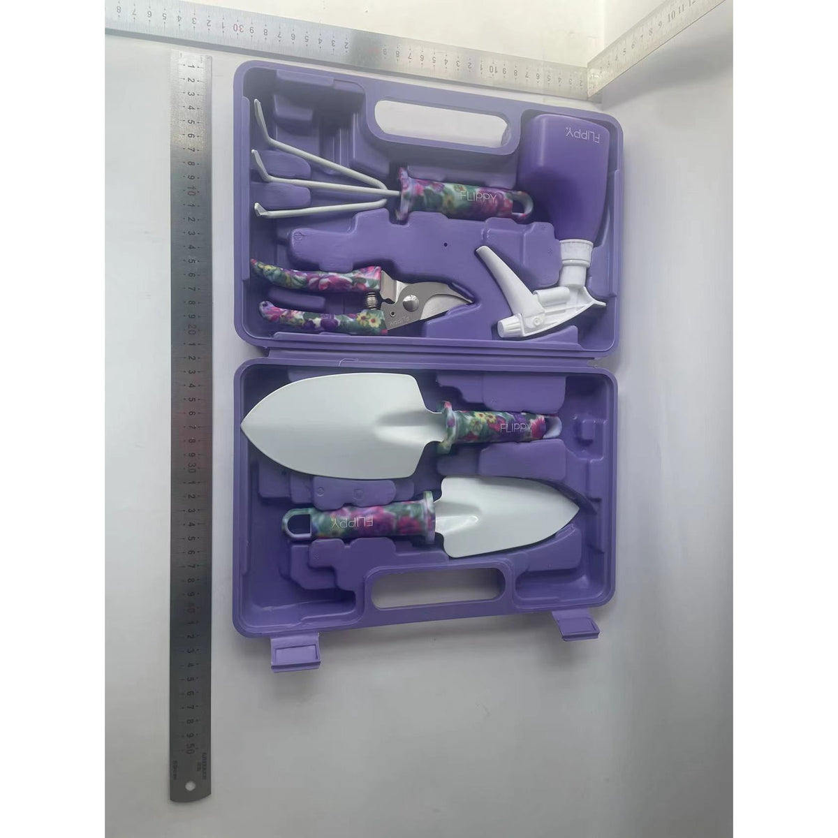 Set Accesorii Pentru Gradinarit Din Otel Inoxidabil, Include Unelte De Mana, Foarfeca Si Pulverizator, Geanta Depozitare Textila, Set 5 Piese, 38 x 29 cm, Mov