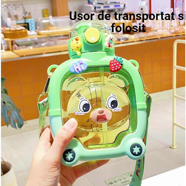Sticla de Apa pentru Copii, Model Ursulet cu Pai si Gradatie, Plastic Rezistent Anti-Scurgere, Include Curea Reglabila si Stickere, 1 L, Verde, 20 x 13 cm