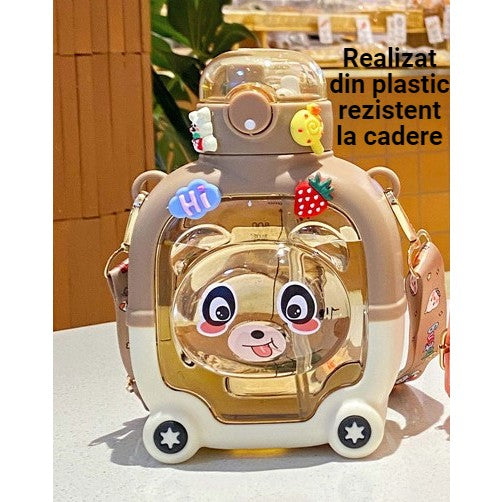 Sticla de Apa pentru Copii cu Pai si Model Ursulet, Recipient Gradat cu Mecanism Push to Open, Plastic Rezistent si Curea Reglabila, Maro, 1 L, 20 x 13 cm