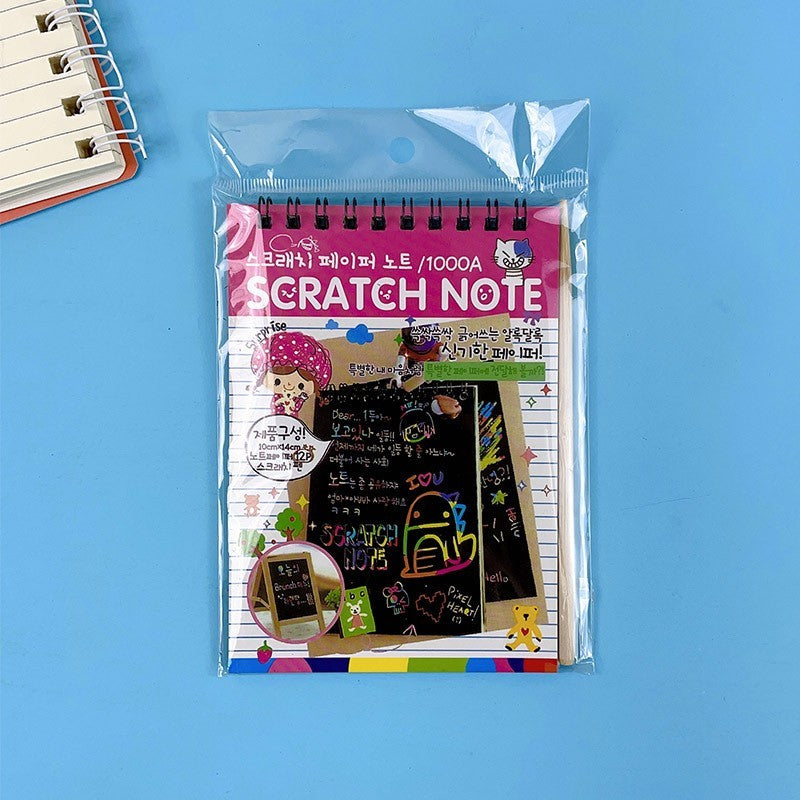 Caiet Magic Scratch cu Fise Razuibile, Activitate Creativa DIY, Design Curcubeu, Carton si Creion din Lemn Inclus, 12 File, 14.5 x 10 cm, Roz