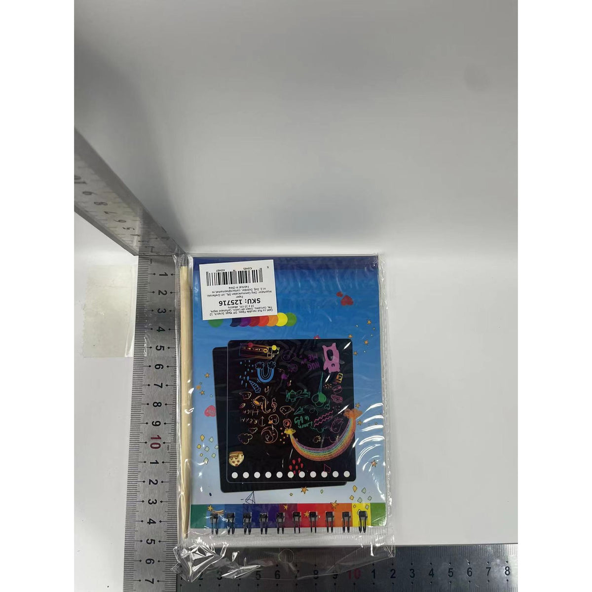 Caiet Magic Scratch cu Fise Razuibile, Efect Curcubeu DIY, Include Creion din Lemn, Carton Negru, 10 File, 14 x 10 cm, Albastru