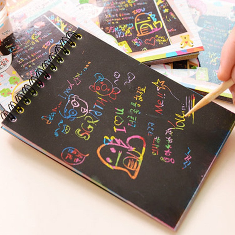 Caiet cu Fise Razuibile DIY Magic Scratch, Set Creativ cu Efect Curcubeu, Carton si Creion din Lemn, 12 File, 14 x 10 cm, Verde