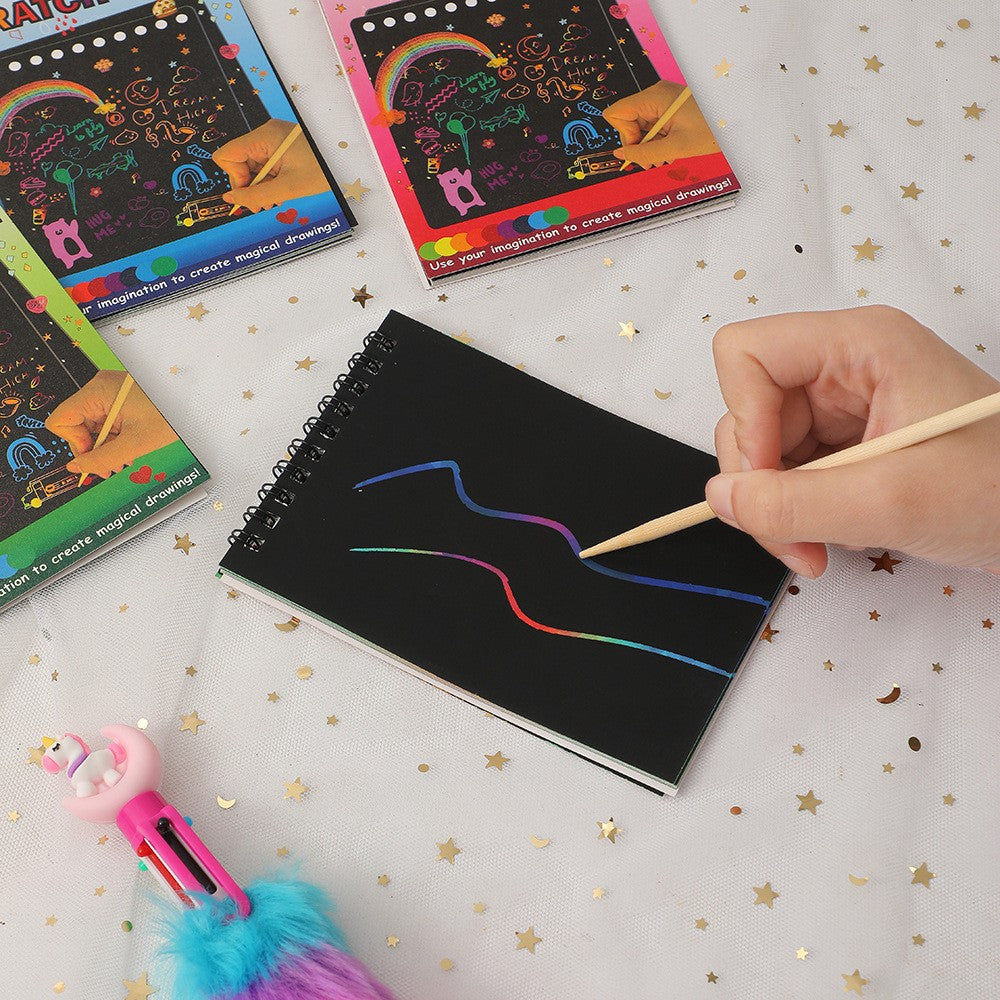 Caiet cu Fise Razuibile DIY Magic Scratch, Set Creativ cu Efect Curcubeu, Carton si Creion din Lemn, 12 File, 14 x 10 cm, Verde