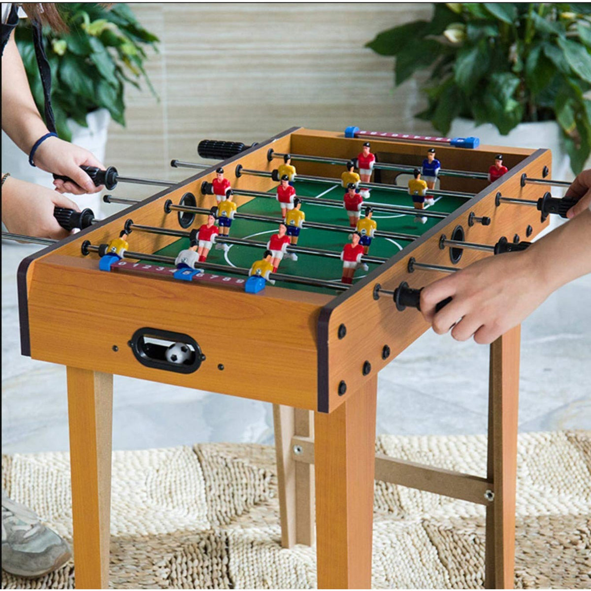 Masa de Fotbal cu Picioare, Teren de Joc cu 18 Jucatori si 6 Manere, Tablou pentru Scor, Constructie Durabila din Lemn, Metal si ABS, 69 x 36.5 x 61 cm