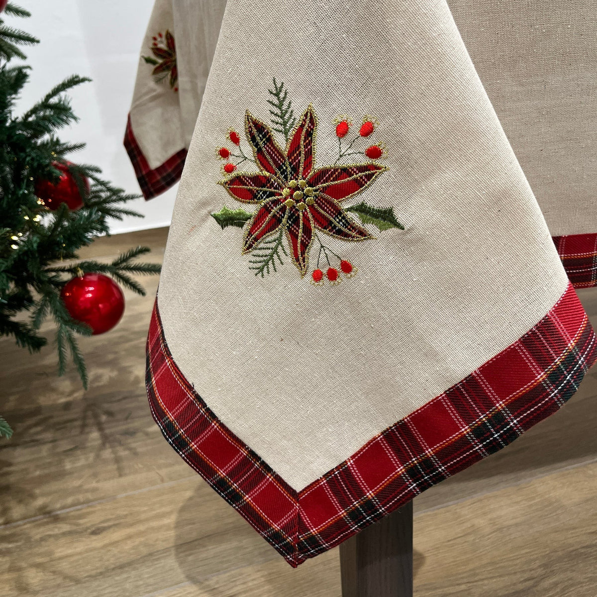 Fata de Masa Craciun, Material In Brodat cu Motive Florale Festive, Design Elegant de Iarna, Crem, 85 x 85 cm
