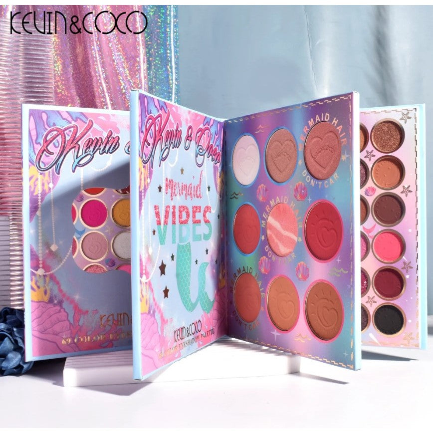 Kevin&Coco Paleta Machiaj cu 69 Nuante Farduri de Pleoape, Blush, Iluminator si Conturing, Deschidere Tip Carte, Multicolor, 18.6 x 16.5 cm, 97 g