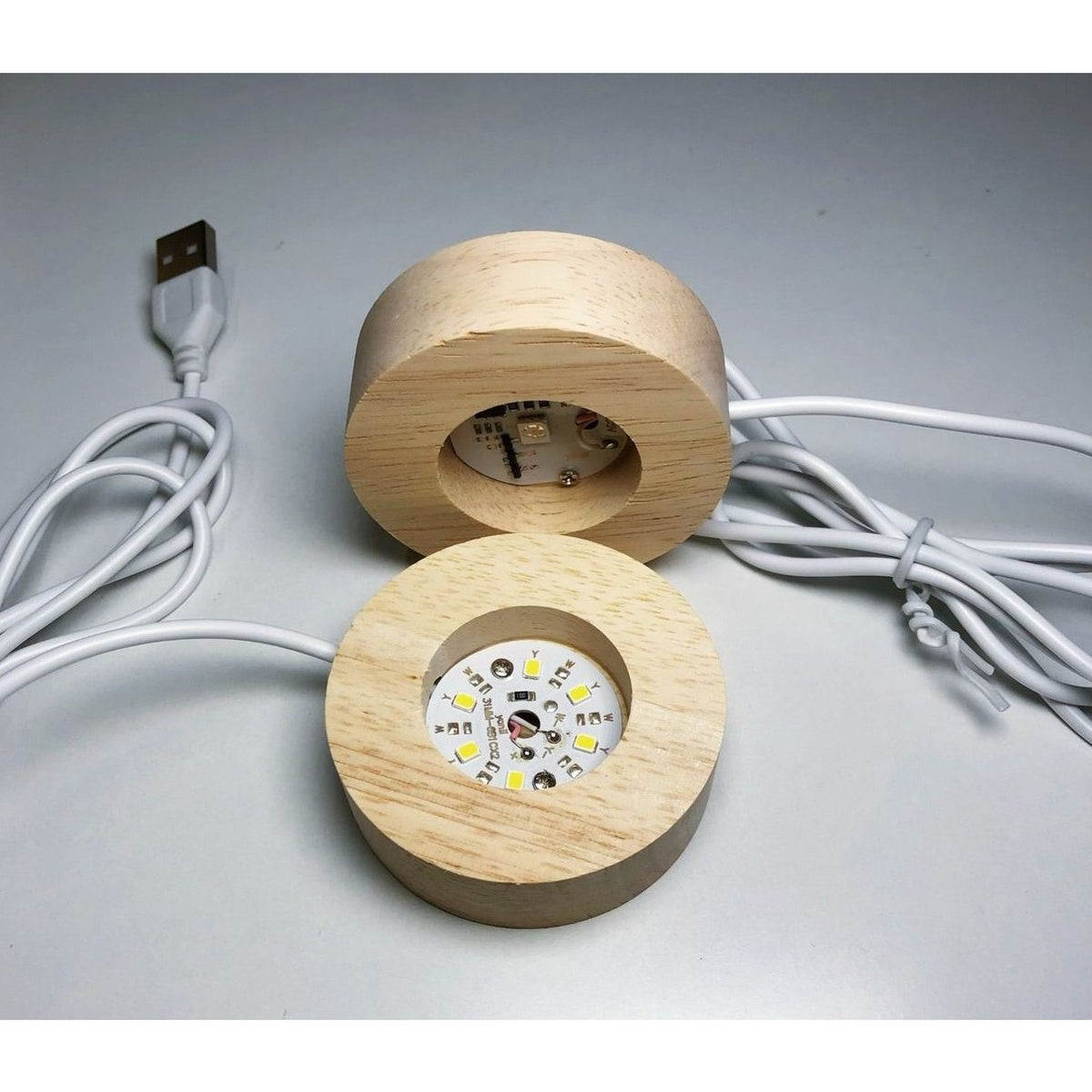 Lampă LED Decorativă, Bilă de Cristal 3D cu Model Inimă Gravat Laser, Suport din Lemn, Alimentare USB, Lumină Alb Cald, 6 cm