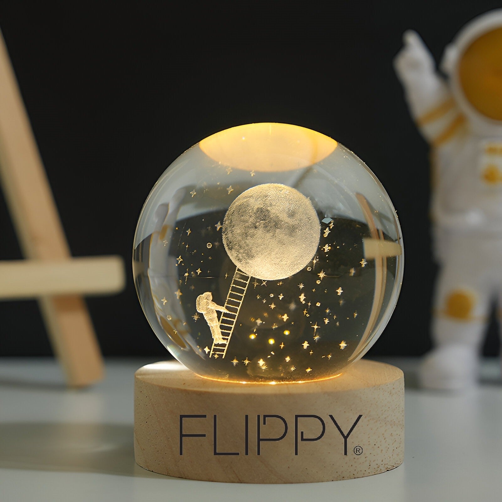 Lampa LED Decorativa, Bila Cristal 3D Astronaut pe Scara catre Luna, Gravura Laser, Baza Lemn, Alimentare USB, Diametru 6 cm, Lumina Alb Cald
