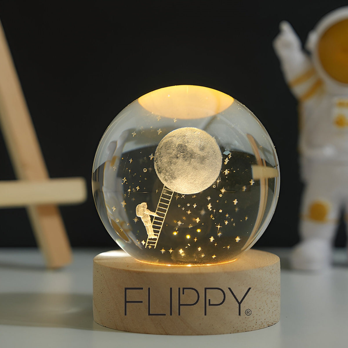 Lampa LED Decorativa, Bila Cristal 3D Astronaut pe Scara catre Luna, Gravura Laser, Baza Lemn, Alimentare USB, Diametru 6 cm, Lumina Alb Cald