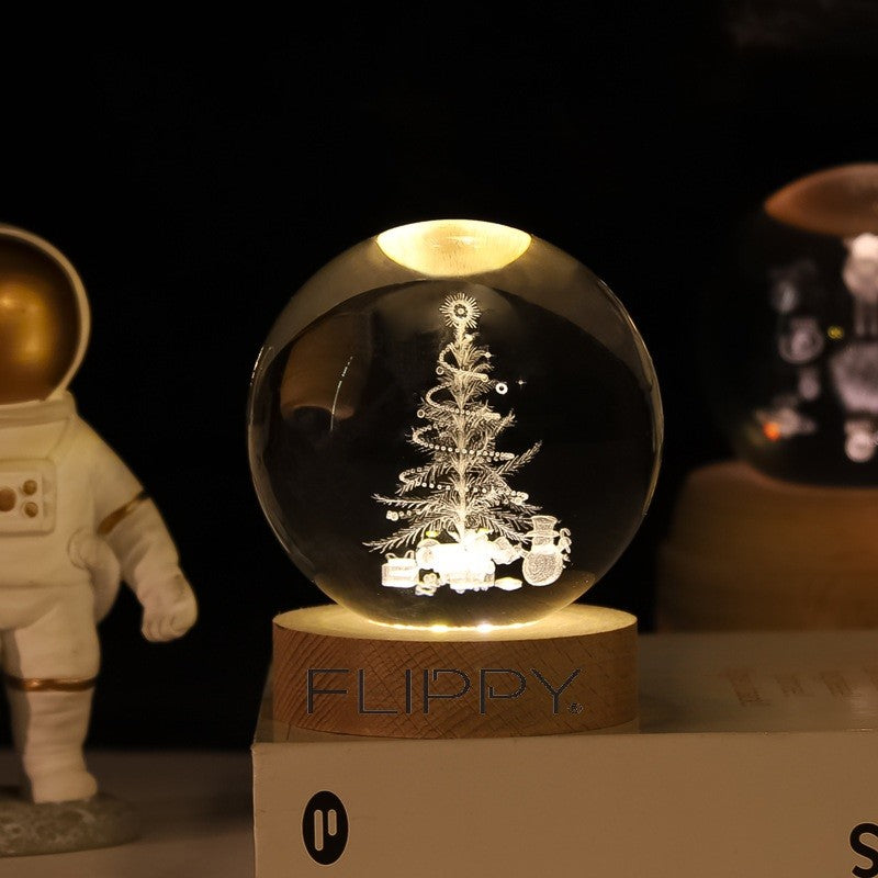 Lampă LED Decorativă, Bilă de Cristal 3D cu Model Brad de Crăciun, Gravură Laser, Suport din Lemn, Alimentare USB, Lumină Alb Cald, 6 cm
