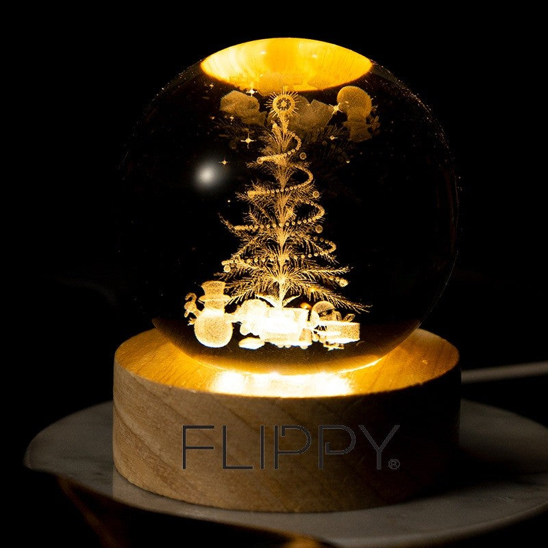 Lampă LED Decorativă, Bilă de Cristal 3D cu Model Brad de Crăciun, Gravură Laser, Suport din Lemn, Alimentare USB, Lumină Alb Cald, 6 cm