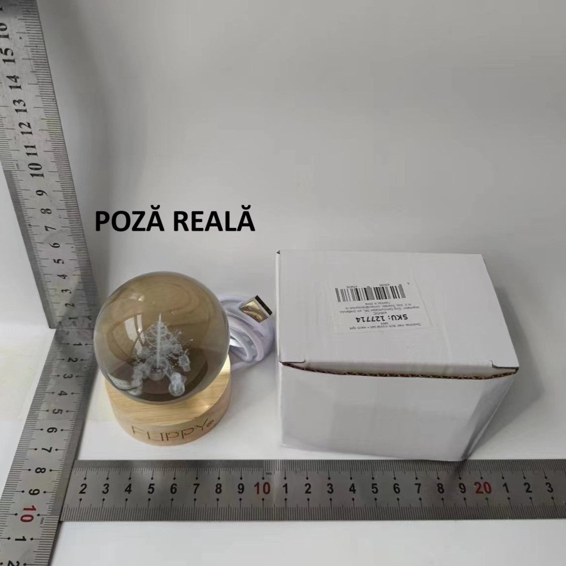Lampă LED Decorativă, Bilă de Cristal 3D cu Model Brad de Crăciun, Gravură Laser, Suport din Lemn, Alimentare USB, Lumină Alb Cald, 6 cm