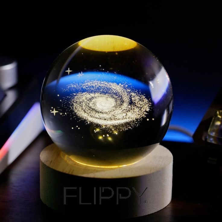 Lampa LED Decorativa cu Bila de Cristal 3D, Model Galaxie Gravat Laser, Lumina de Noapte cu Suport din Lemn, Alimentare USB, Diametru 6 cm, Alb Cald