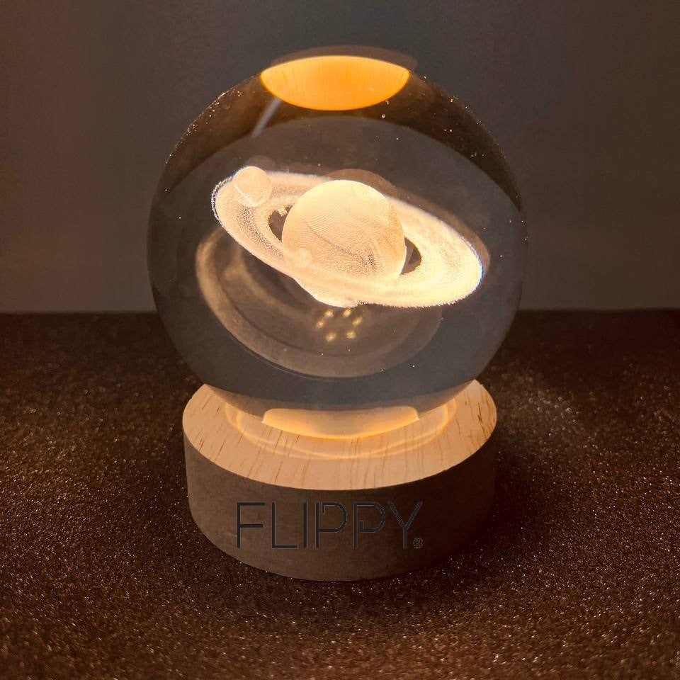 Lampă LED Decorativă cu Bilă de Cristal 3D, Model Saturn Gravat Laser, Suport din Lemn, Alimentare USB, Lumină Alb Cald, Diametru 6 cm