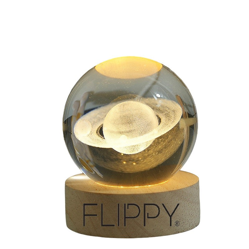 Lampă LED Decorativă cu Bilă de Cristal 3D, Model Saturn Gravat Laser, Suport din Lemn, Alimentare USB, Lumină Alb Cald, Diametru 6 cm