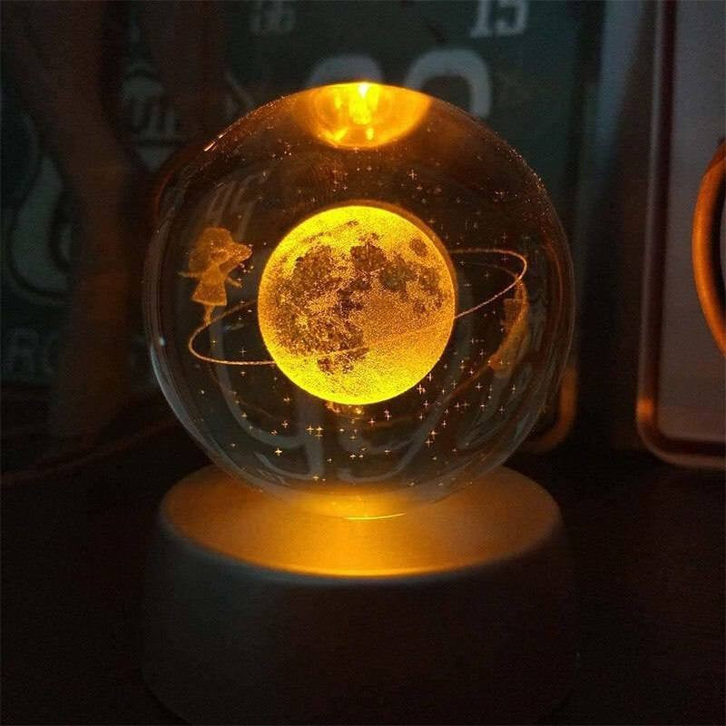 Lampa LED Decorativa, Bila de Cristal 3D cu Model Cer Instelat, Gravura Laser, Suport din Lemn, Alimentare USB, Lumina Alb Cald, Diametru 6 cm
