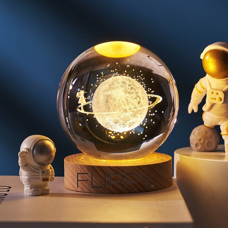 Lampa LED Decorativa, Bila de Cristal 3D cu Model Cer Instelat, Gravura Laser, Suport din Lemn, Alimentare USB, Lumina Alb Cald, Diametru 6 cm