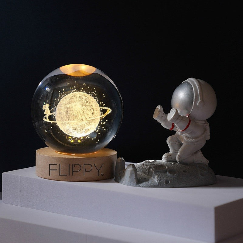 Lampa LED Decorativa, Bila de Cristal 3D cu Model Cer Instelat, Gravura Laser, Suport din Lemn, Alimentare USB, Lumina Alb Cald, Diametru 6 cm