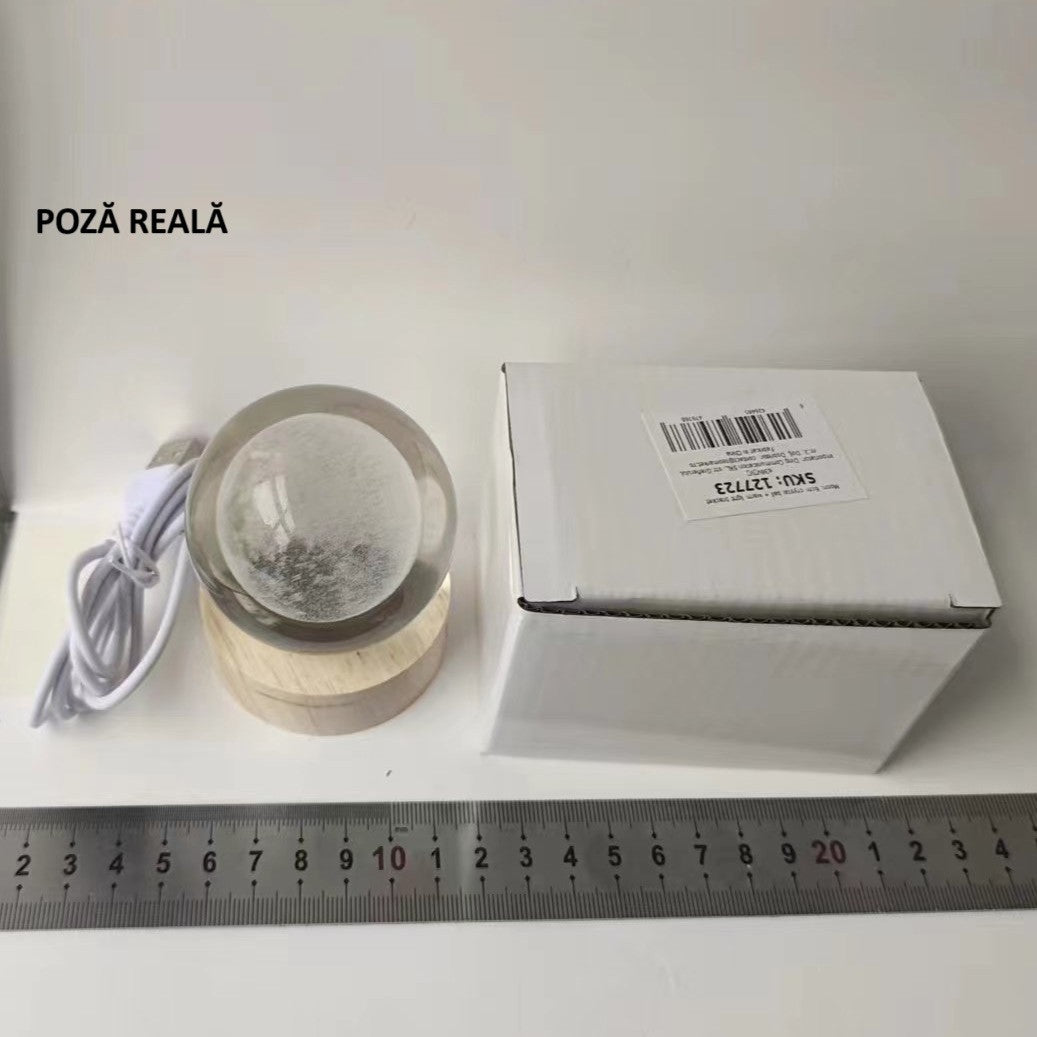 Lampa LED Decorativa cu Bila de Cristal 3D, Model Luna Gravat Laser, Suport din Lemn, Alimentare USB, Lumina Alb Cald, Diametru 6 cm