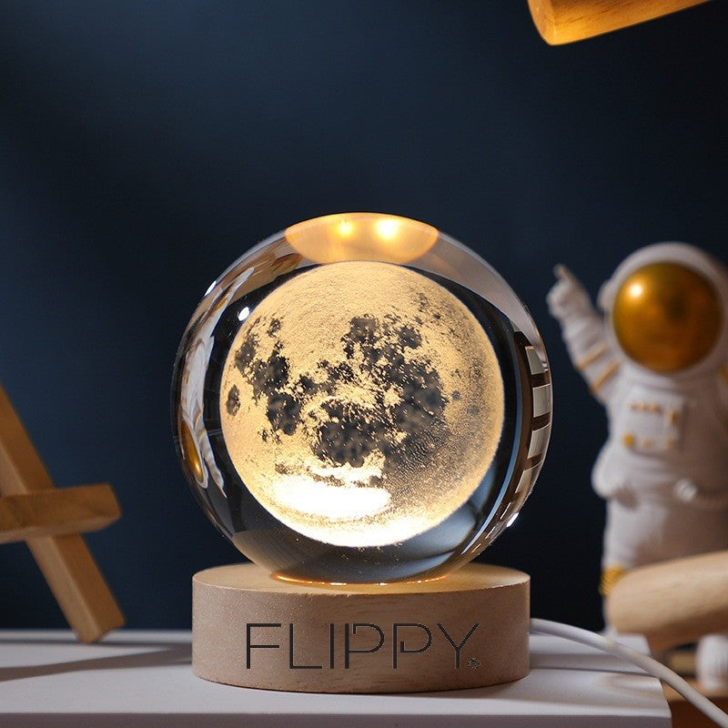 Lampa LED Decorativa cu Bila de Cristal 3D, Model Luna Gravat Laser, Suport din Lemn, Alimentare USB, Lumina Alb Cald, Diametru 6 cm