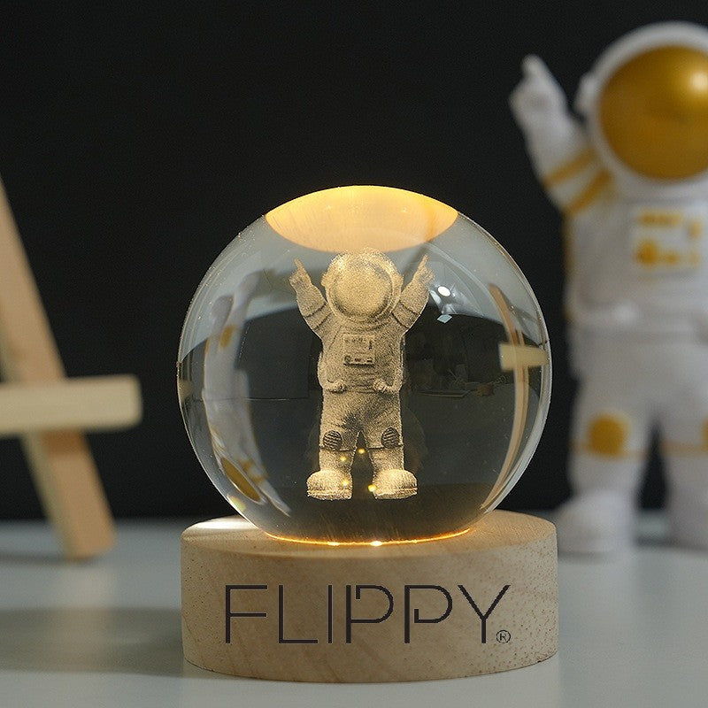 Lampa LED Decorativa de Veghe, Bila din Cristal K9 cu Gravura Astronaut 3D, Suport din Lemn, Alimentare USB, Lumina Alba Calda, 6 cm