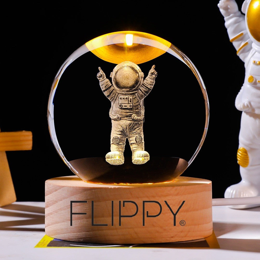 Lampa LED Decorativa de Veghe, Bila din Cristal K9 cu Gravura Astronaut 3D, Suport din Lemn, Alimentare USB, Lumina Alba Calda, 6 cm
