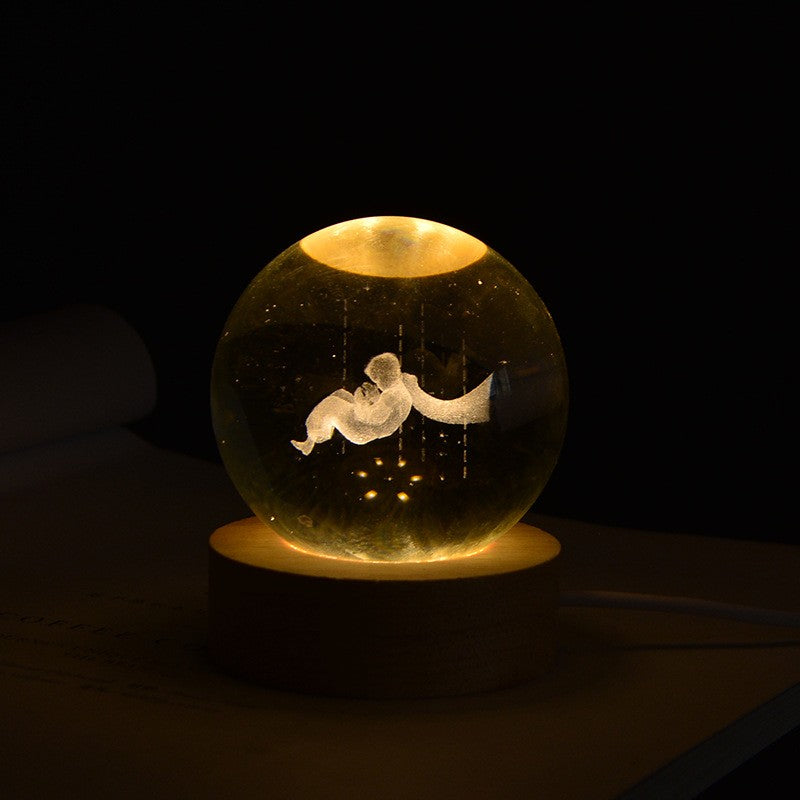 Lampa LED Decorativa, Bila de Cristal 3D cu Gravura Laser Micul Print, Suport din Lemn, Alimentare USB, Diametru 6cm, Lumina Alb Cald