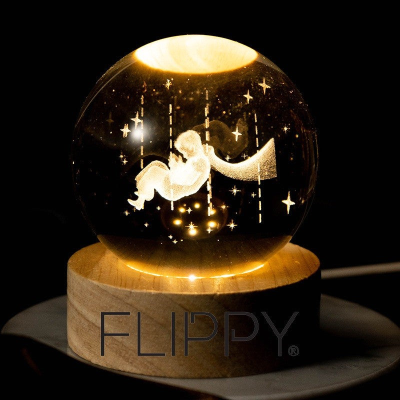 Lampa LED Decorativa, Bila de Cristal 3D cu Gravura Laser Micul Print, Suport din Lemn, Alimentare USB, Diametru 6cm, Lumina Alb Cald