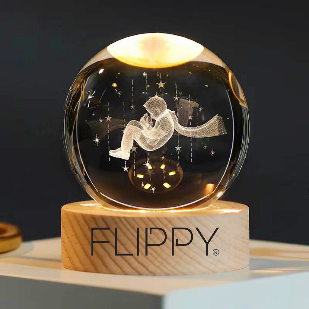 Lampa LED Decorativa, Bila de Cristal 3D cu Gravura Laser Micul Print, Suport din Lemn, Alimentare USB, Diametru 6cm, Lumina Alb Cald