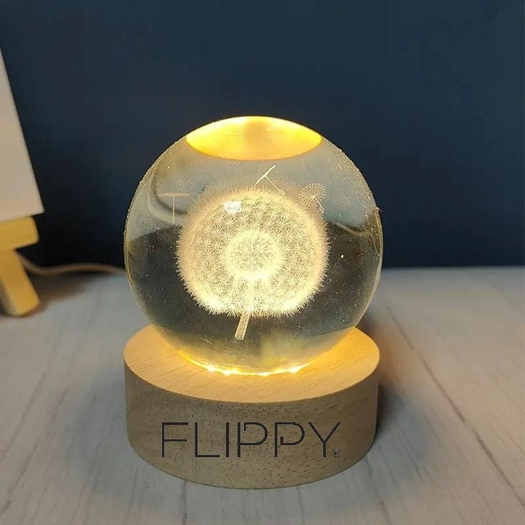 Lampă LED Decorativă cu Bilă de Cristal 3D, Model Păpădie Gravată Laser, Suport din Lemn, Alimentare USB, Lumină Alb Cald, 6 cm