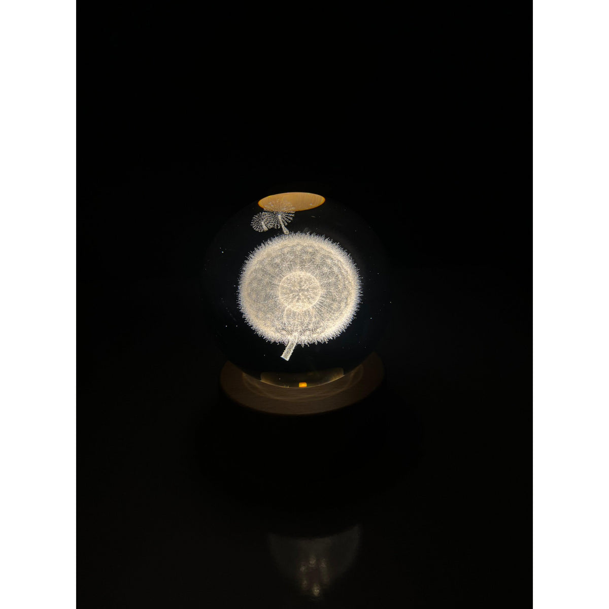 Lampă LED Decorativă cu Bilă de Cristal 3D, Model Păpădie Gravată Laser, Suport din Lemn, Alimentare USB, Lumină Alb Cald, 6 cm