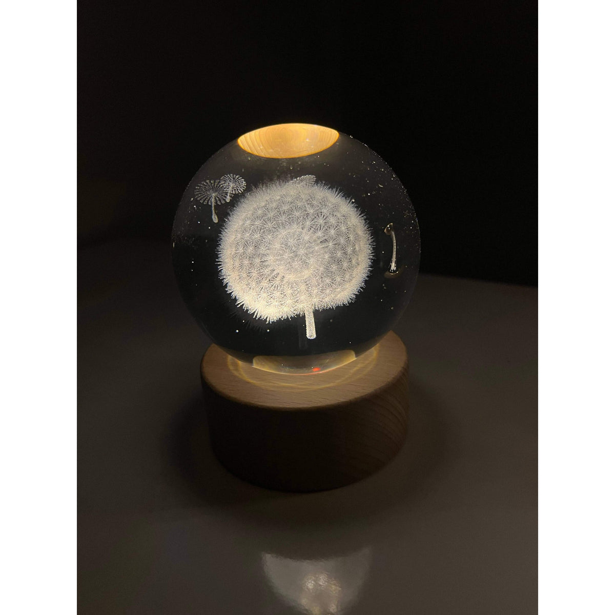 Lampă LED Decorativă cu Bilă de Cristal 3D, Model Păpădie Gravată Laser, Suport din Lemn, Alimentare USB, Lumină Alb Cald, 6 cm