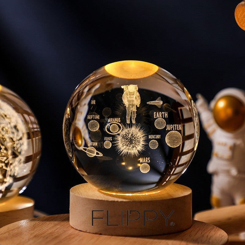 Lampa LED Decorativa, Bila de Cristal 3D cu Model Astronaut in Galaxie, Gravura Laser, Suport din Lemn, Alimentare USB, Lumina Alb Cald, Diametru 6 cm