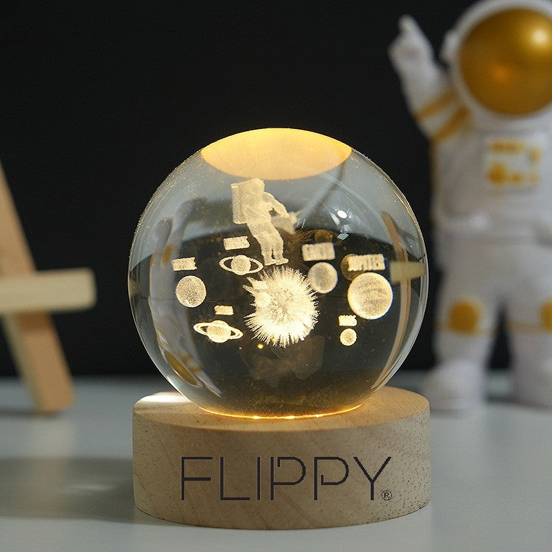 Lampa LED Decorativa, Bila de Cristal 3D cu Model Astronaut in Galaxie, Gravura Laser, Suport din Lemn, Alimentare USB, Lumina Alb Cald, Diametru 6 cm
