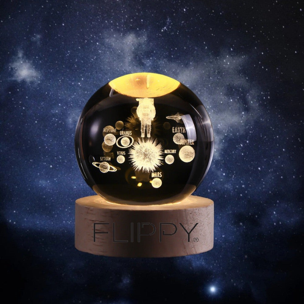 Lampa LED Decorativa, Bila de Cristal 3D cu Model Astronaut in Galaxie, Gravura Laser, Suport din Lemn, Alimentare USB, Lumina Alb Cald, Diametru 6 cm