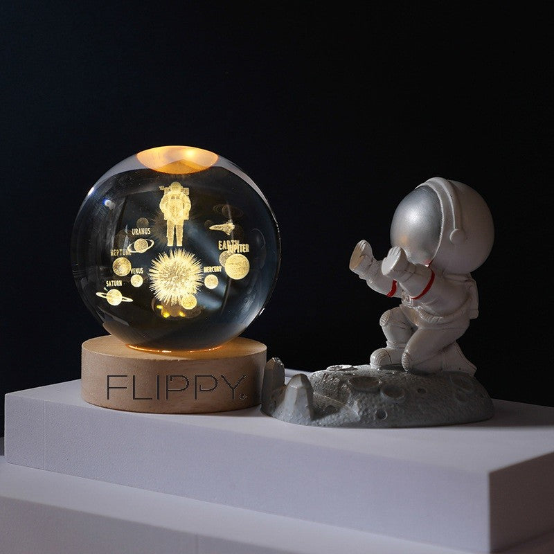 Lampa LED Decorativa, Bila de Cristal 3D cu Model Astronaut in Galaxie, Gravura Laser, Suport din Lemn, Alimentare USB, Lumina Alb Cald, Diametru 6 cm