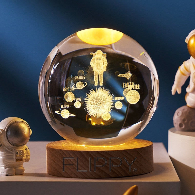Lampa LED Decorativa, Bila de Cristal 3D cu Model Astronaut in Galaxie, Gravura Laser, Suport din Lemn, Alimentare USB, Lumina Alb Cald, Diametru 6 cm