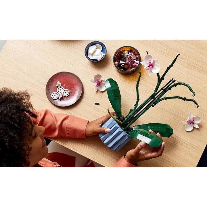 Set de Constructie Orhidee in Ghiveci, Ornament Floral Creativ cu Tulpini Mobile, Plastic ABS, 608 Piese, Multicolor, 31x21.5 cm
