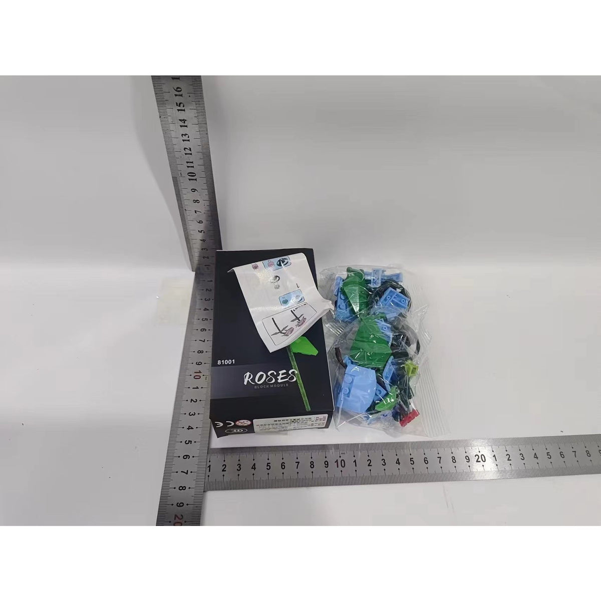Set de Constructie Trandafir Albastru, Floare Ornamentala din Blocuri Tip Puzzle, Plastic ABS, Model Blue Rose, 14 Ani+, 69 Piese, 25x8x4 cm