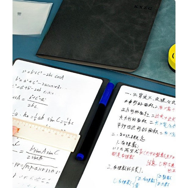 Agenda Reutilizabila A5 cu Pagini Tip Tabla, Set Notebook cu Stergere Uscata, Coperta Piele Ecologica, Include 3 Markere, Burete si Laveta, 24 x 16.5 cm, Negru