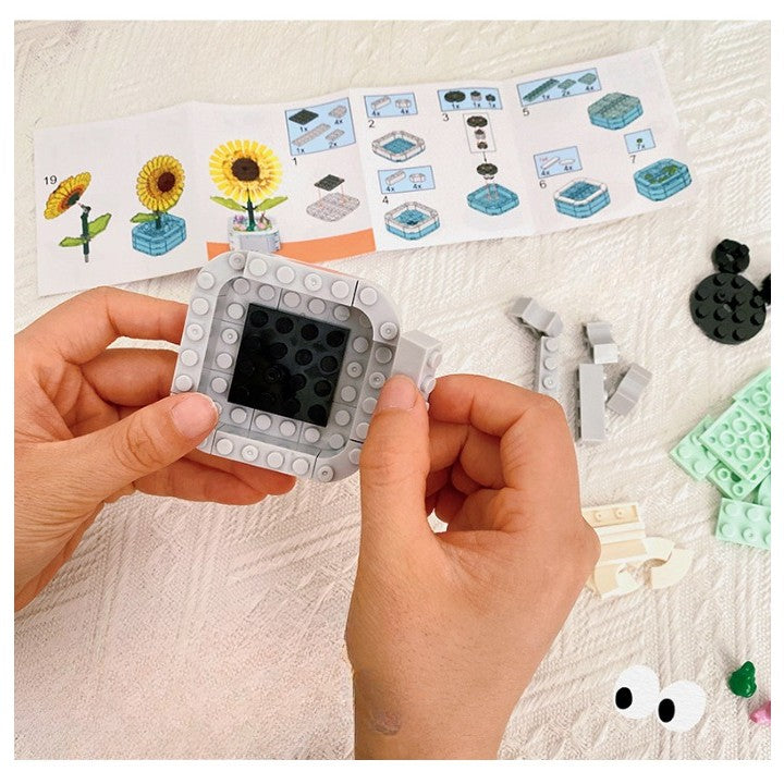 Set de Constructie Floarea Soarelui in Ghiveci, Blocuri de Construit Tip Puzzle 3D, Ornament Creativ DIY, Plastic ABS, 16x6.2 cm, Galben, 4 Ani+