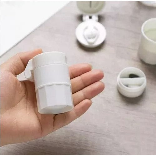 Cutie Pastile Multifunctionala 4 in 1, Taietor, Zdrobitor, Organizator si Pahar Apa, ABS cu Lama Inox, Alb, 8.7x6.2x4.1 cm