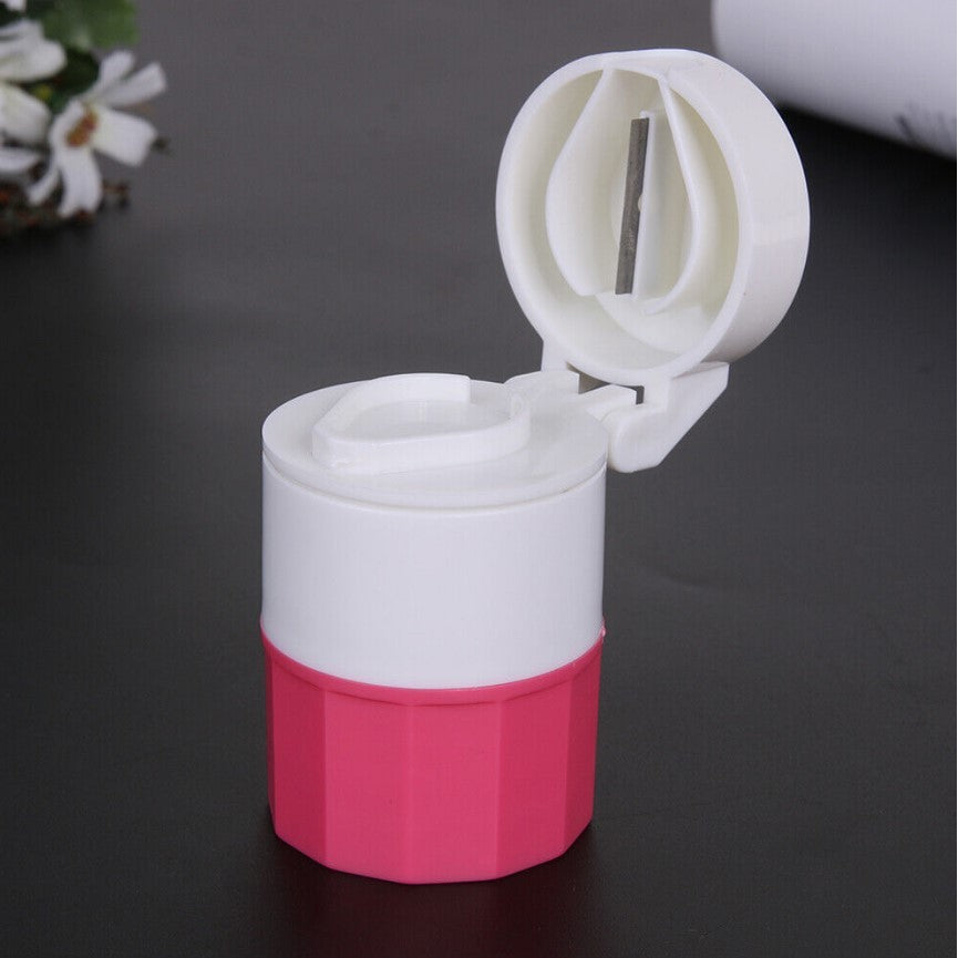 Cutie Pastile Multifunctionala 4 in 1, Organizator cu Taietor, Sfaramator si Pahar Apa, ABS cu Lama Inox, Alb/Roz, 8.7x6.2x4.1 cm