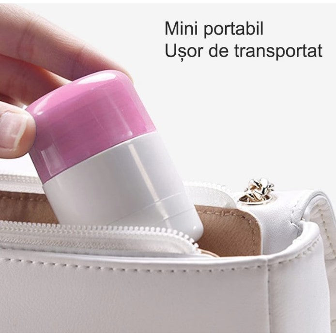 Cutie Pastile Multifunctionala 4 in 1, Organizator cu Taietor, Sfaramator si Pahar Apa, ABS cu Lama Inox, Alb/Roz, 8.7x6.2x4.1 cm