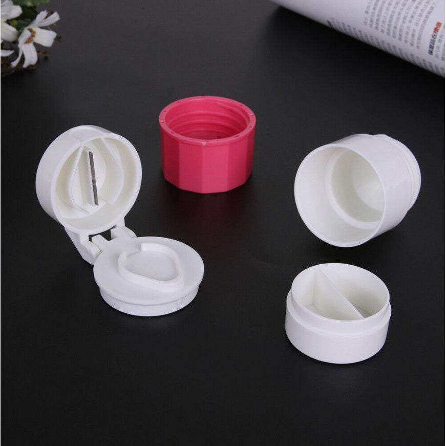 Cutie Pastile Multifunctionala 4 in 1, Organizator cu Taietor, Sfaramator si Pahar Apa, ABS cu Lama Inox, Alb/Roz, 8.7x6.2x4.1 cm