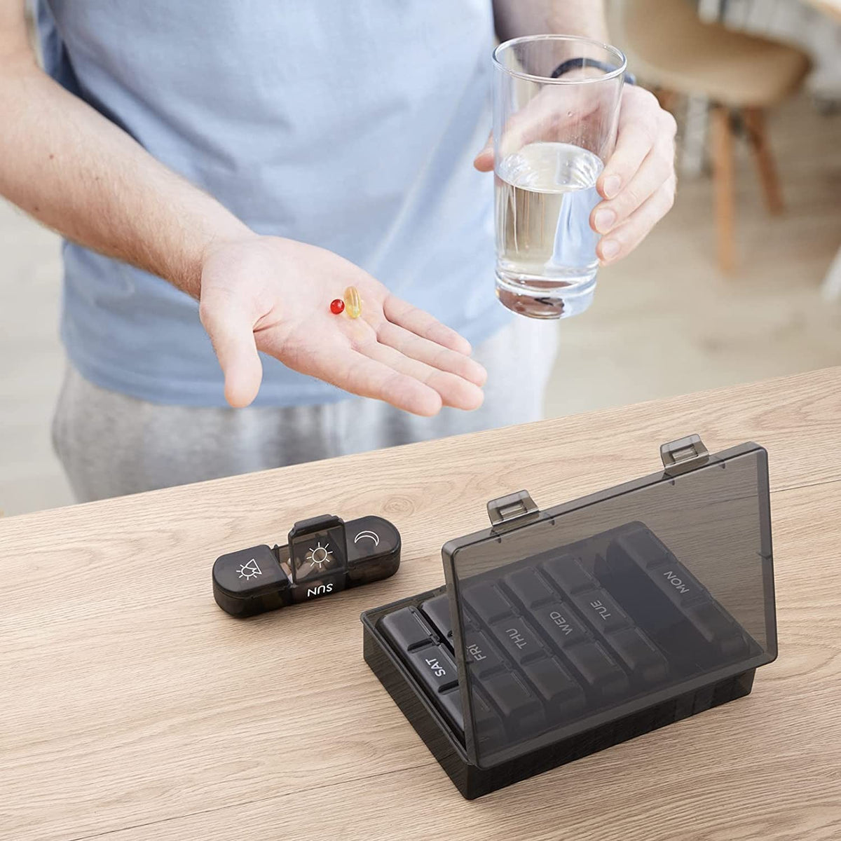 Organizator Medicamente Saptamanal, 7 Zile cu 21 Compartimente Detasabile, Suport Pastile Dimineata Pranz Seara, Plastic Fara BPA, Negru, 15.6x12 cm